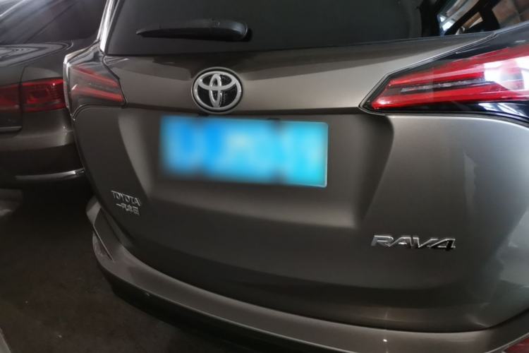 Used Toyota RAV4 2019 2.0L CVT Two-Wheel Drive Luxury Version China VI Standard Rear