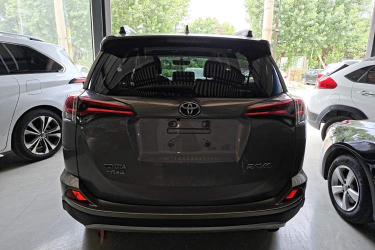 Used Toyota RAV4 2019 2.0L CVT Two-Wheel Drive ZhiShang Version China VI Standard Rear