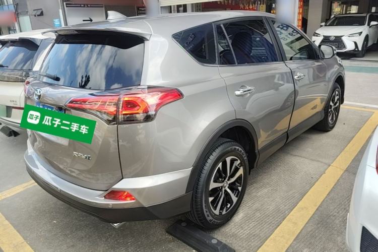 Used Toyota RAV4 2019 2.0L CVT Two-Wheel Drive Luxury Version China VI Standard Rear Right 45 Deg