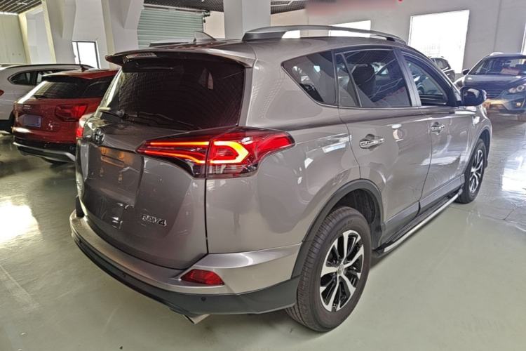 Used Toyota RAV4 2019 2.0L CVT Two-Wheel Drive Luxury Version China VI Standard Rear Right 45 Deg