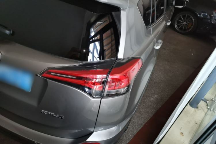 Used Toyota RAV4 2019 2.0L CVT Two-Wheel Drive Luxury Version China VI Standard Rear Right 45 Deg