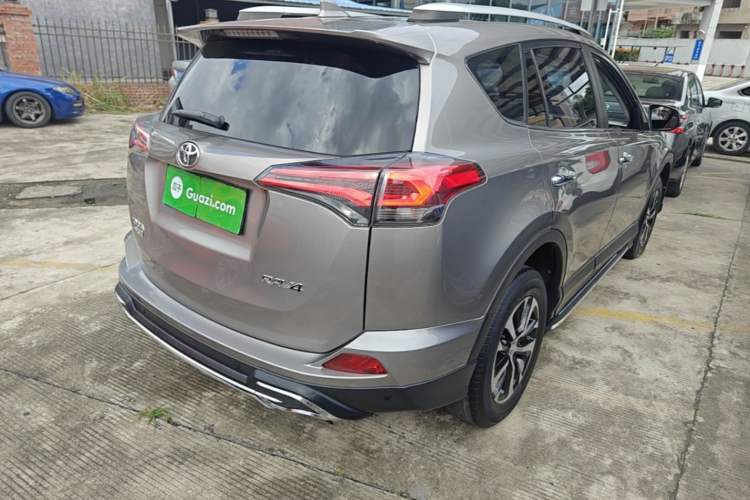 Used Toyota RAV4 2019 2.0L CVT Two-Wheel Drive Luxury Version China VI Standard Rear Right 45 Deg