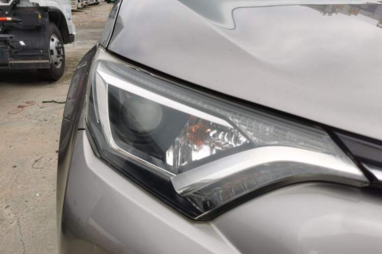 Used Toyota RAV4 2019 2.0L CVT Two-Wheel Drive Urban Edition China VI Standard Right Front Headlight