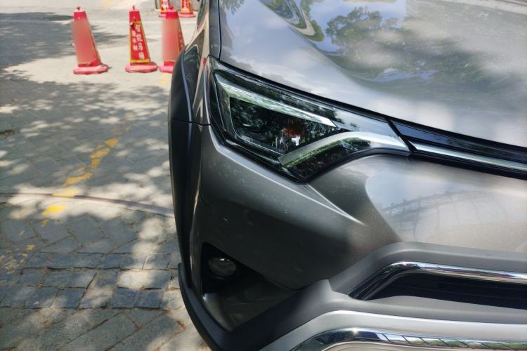 Used Toyota RAV4 2019 2.0L CVT Two-Wheel Drive Fashion X Limited Edition China VI Standard Right Front Headlight