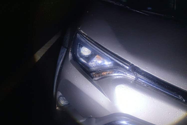 Used Toyota RAV4 2019 2.0L CVT Two-Wheel Drive Fashion X Limited Edition China VI Standard Right Front Headlight