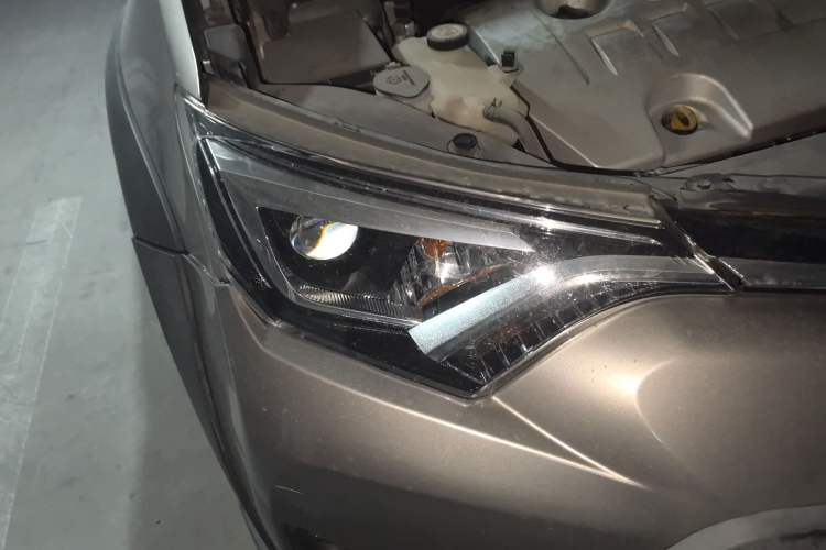 Used Toyota RAV4 2019 2.0L CVT Two-Wheel Drive Fashion X Limited Edition China VI Standard Right Front Headlight