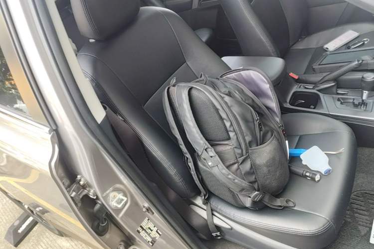 Used Toyota RAV4 2019 2.0L CVT Two-Wheel Drive Luxury Version China VI Standard Right Front Seat
