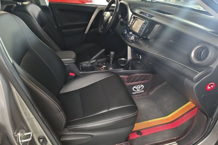 Used Toyota RAV4 2019 2.0L CVT Two-Wheel Drive Luxury Version China VI Standard Right Front Seat