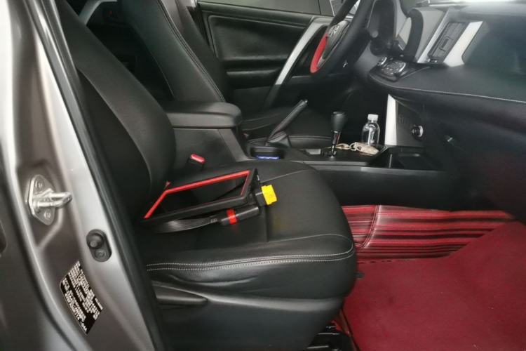 Used Toyota RAV4 2019 2.0L CVT Two-Wheel Drive Luxury Version China VI Standard Right Front Seat