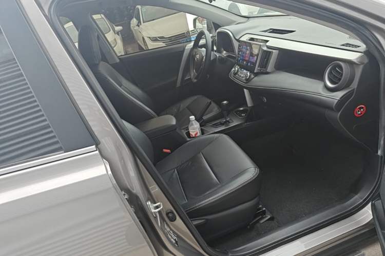 Used Toyota RAV4 2019 2.0L CVT Two-Wheel Drive Comfort Edition China VI Standard Right Front Seat