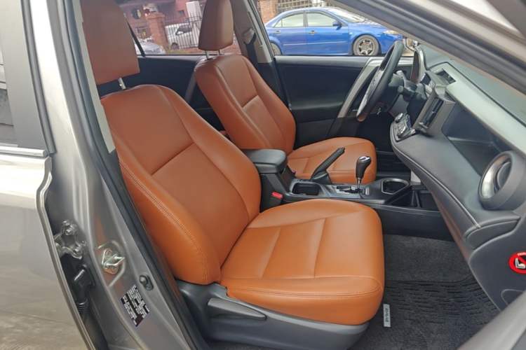 Used Toyota RAV4 2019 2.0L CVT Two-Wheel Drive Luxury Version China VI Standard Right Front Seat