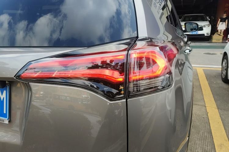 Used Toyota RAV4 2019 2.0L CVT Two-Wheel Drive Luxury Version China VI Standard Right Rear Taillight