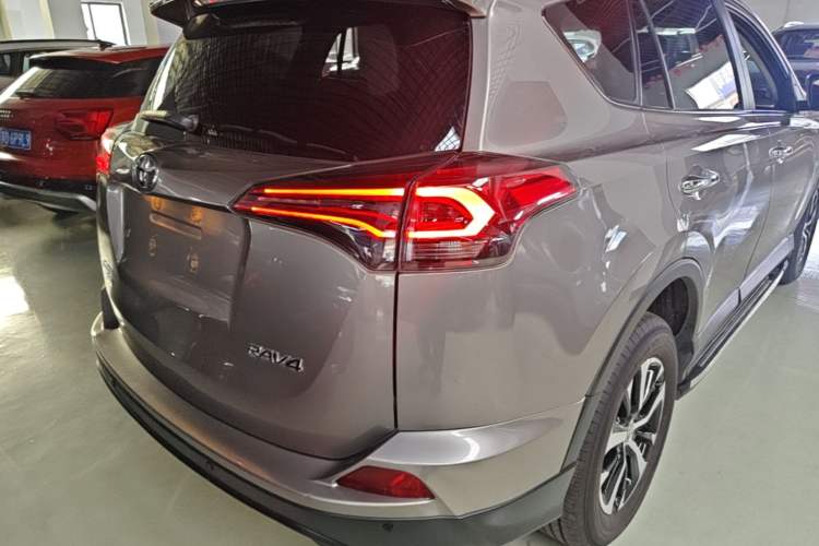 Used Toyota RAV4 2019 2.0L CVT Two-Wheel Drive Luxury Version China VI Standard Right Rear Taillight