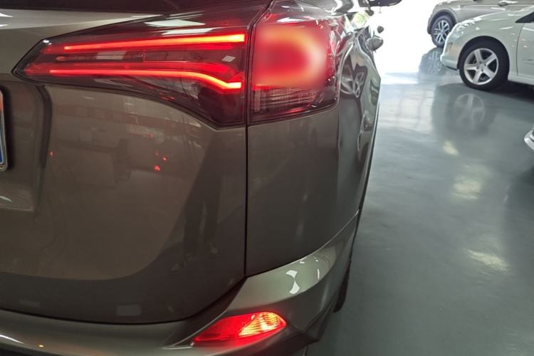 Used Toyota RAV4 2019 2.0L CVT Two-Wheel Drive Pioneer Edition China VI Standard Right Rear Taillight