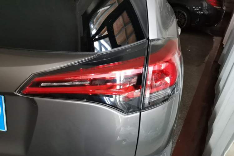 Used Toyota RAV4 2019 2.0L CVT Two-Wheel Drive Luxury Version China VI Standard Right Rear Taillight