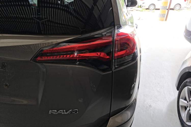 Used Toyota RAV4 2019 2.0L CVT Two-Wheel Drive ZhiShang Version China VI Standard Right Rear Taillight