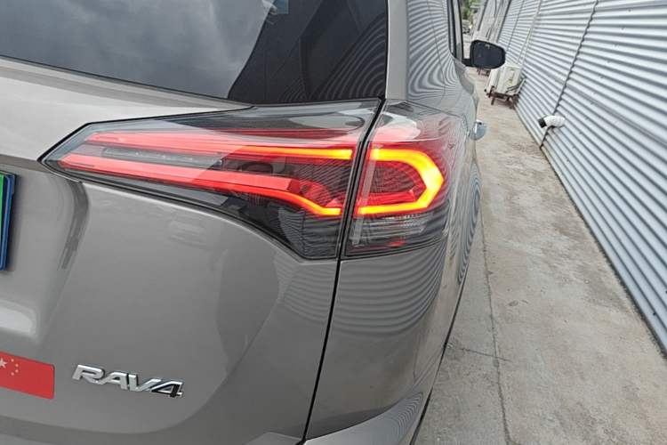 Used Toyota RAV4 2019 2.0L CVT Two-Wheel Drive Comfort Edition China VI Standard Right Rear Taillight