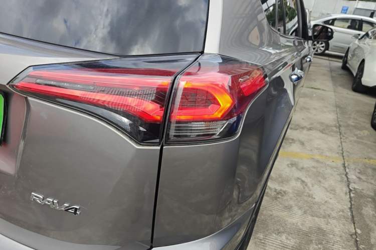 Used Toyota RAV4 2019 2.0L CVT Two-Wheel Drive Luxury Version China VI Standard Right Rear Taillight