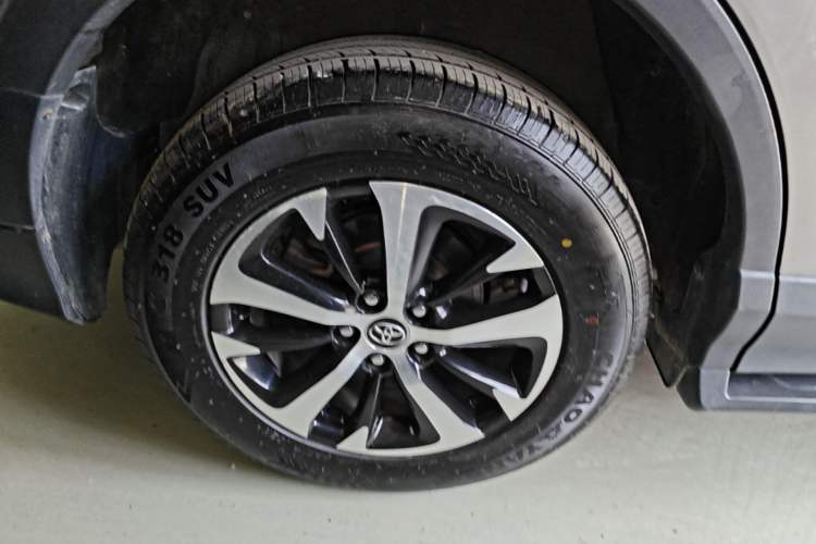 Used Toyota RAV4 2019 2.0L CVT Two-Wheel Drive ZhiShang Version China VI Standard Right Rear Wheel Hub