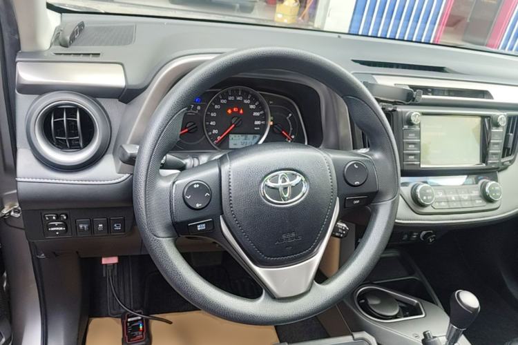 Used Toyota RAV4 2019 2.0L CVT Two-Wheel Drive Luxury Version China VI Standard Steering Wheel