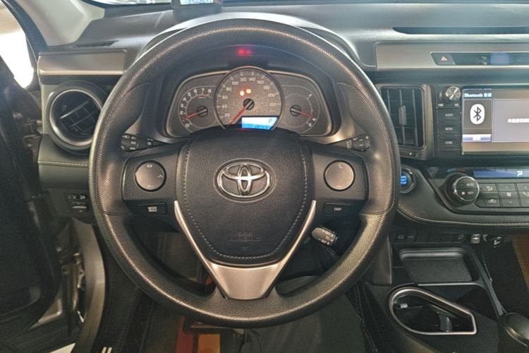 Used Toyota RAV4 2019 2.0L CVT Two-Wheel Drive Luxury Version China VI Standard Steering Wheel