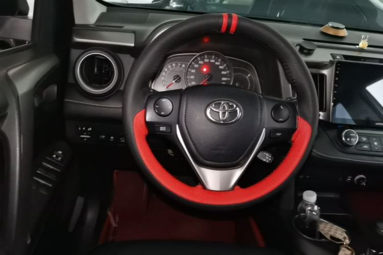 Used Toyota RAV4 2019 2.0L CVT Two-Wheel Drive Luxury Version China VI Standard Steering Wheel