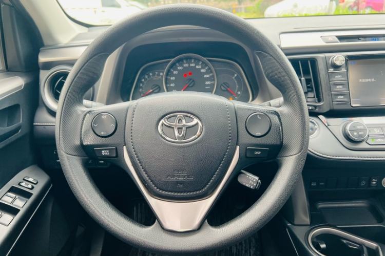 Used Toyota RAV4 2019 2.0L CVT Two-Wheel Drive Luxury Version China VI Standard Steering Wheel