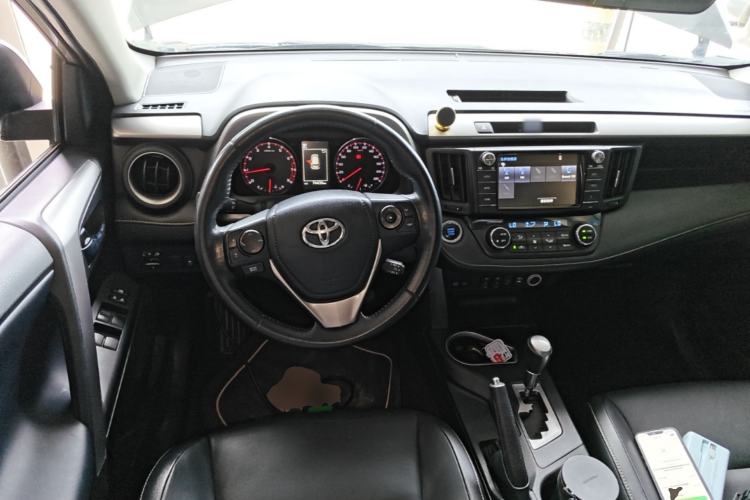 Used Toyota RAV4 2019 2.0L CVT Two-Wheel Drive ZhiShang Version China VI Standard Steering Wheel
