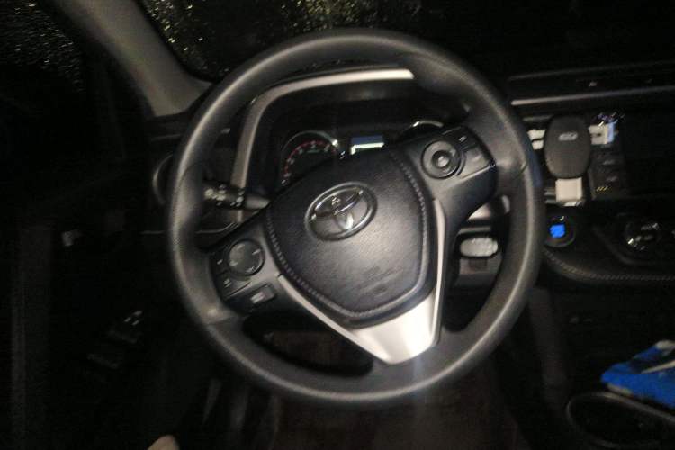 Used Toyota RAV4 2019 2.0L CVT Two-Wheel Drive Fashion X Limited Edition China VI Standard Steering Wheel