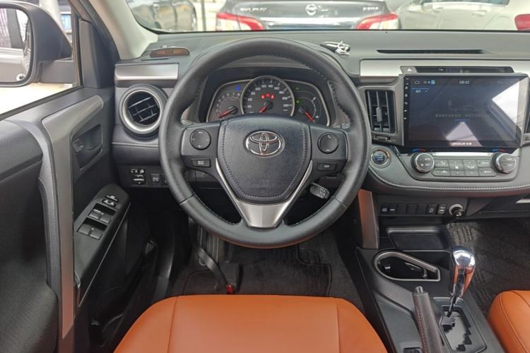 Used Toyota RAV4 2019 2.0L CVT Two-Wheel Drive Luxury Version China VI Standard Steering Wheel
