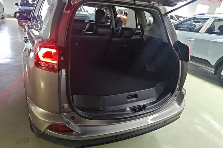 Used Toyota RAV4 2019 2.0L CVT Two-Wheel Drive Luxury Version China VI Standard Trunk