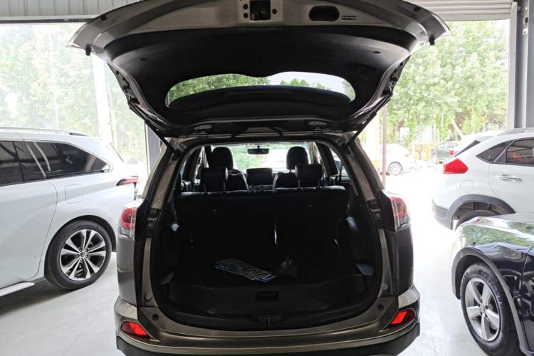Used Toyota RAV4 2019 2.0L CVT Two-Wheel Drive ZhiShang Version China VI Standard Trunk