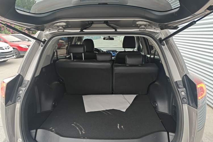 Used Toyota RAV4 2019 2.0L CVT Two-Wheel Drive Comfort Edition China VI Standard Trunk