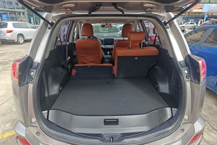 Used Toyota RAV4 2019 2.0L CVT Two-Wheel Drive Luxury Version China VI Standard Trunk