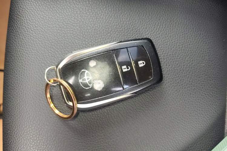 Used Toyota RAV4 2019 2.0L CVT Two-Wheel Drive Luxury Version China VI Standard Vehicle Key