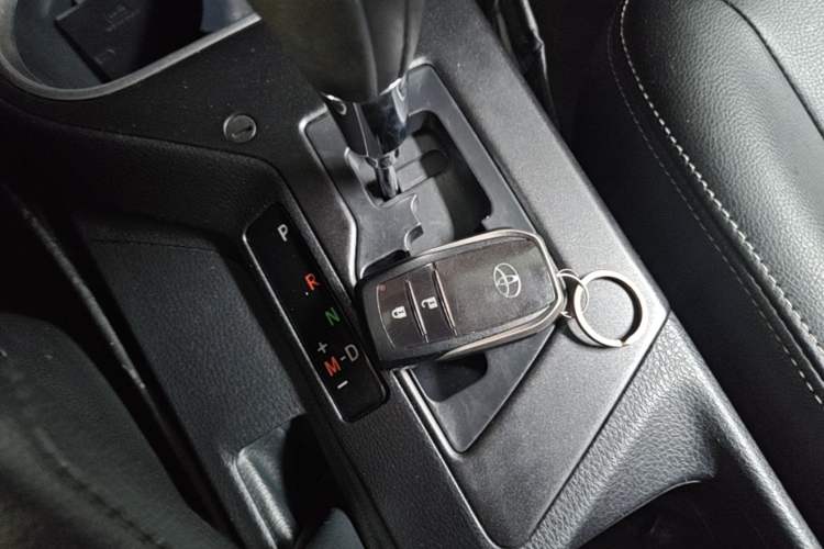 Used Toyota RAV4 2019 2.0L CVT Two-Wheel Drive Luxury Version China VI Standard Vehicle Key