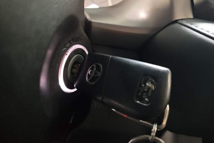 Used Toyota RAV4 2019 2.0L CVT Two-Wheel Drive Pioneer Edition China VI Standard Vehicle Key