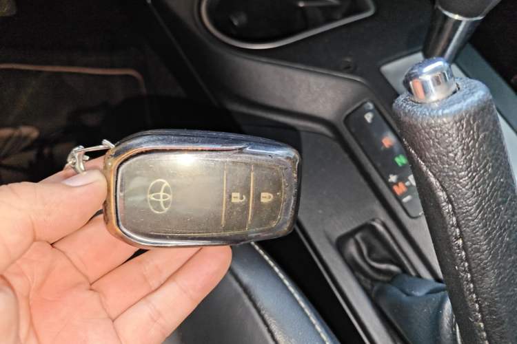 Used Toyota RAV4 2019 2.0L CVT Two-Wheel Drive ZhiShang Version China VI Standard Vehicle Key