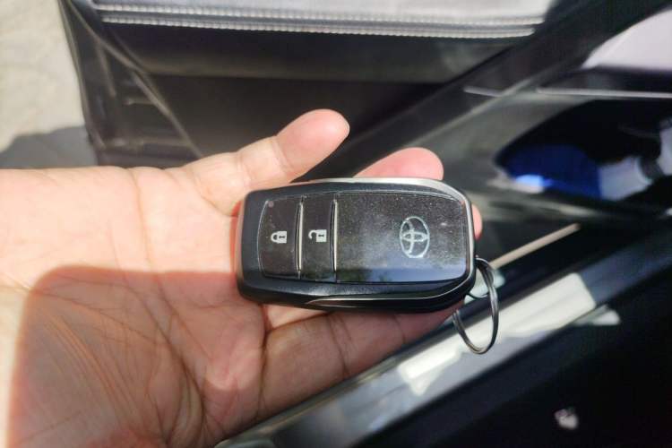 Used Toyota RAV4 2019 2.0L CVT Two-Wheel Drive Fashion X Limited Edition China VI Standard Vehicle Key