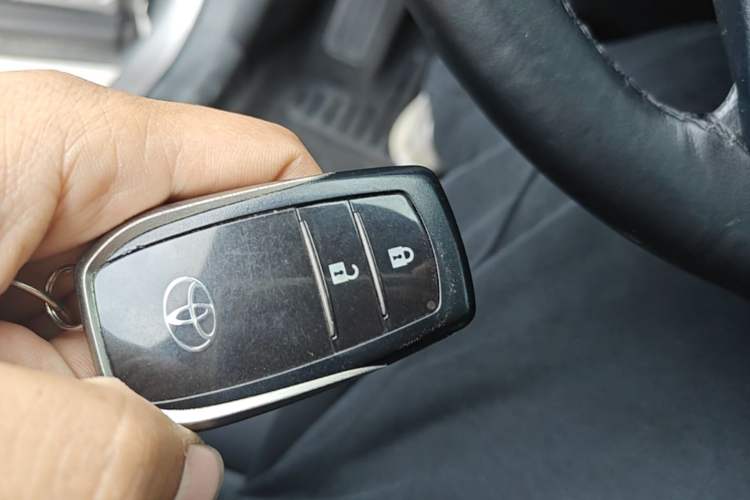 Used Toyota RAV4 2019 2.0L CVT Two-Wheel Drive Comfort Edition China VI Standard Vehicle Key