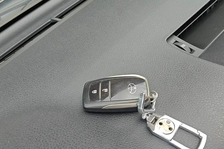 Used Toyota RAV4 2019 2.0L CVT Two-Wheel Drive Luxury Version China VI Standard Vehicle Key