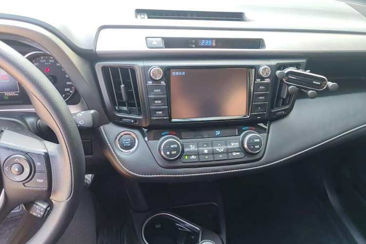 Used Toyota RAV4 2019 2.0L CVT Two-Wheel Drive Fashion X Limited Edition China VI Standard Audio And AC Panel