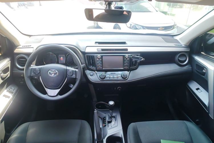 Used Toyota RAV4 2019 2.0L CVT Two-Wheel Drive Fashion X Limited Edition China VI Standard Center Console