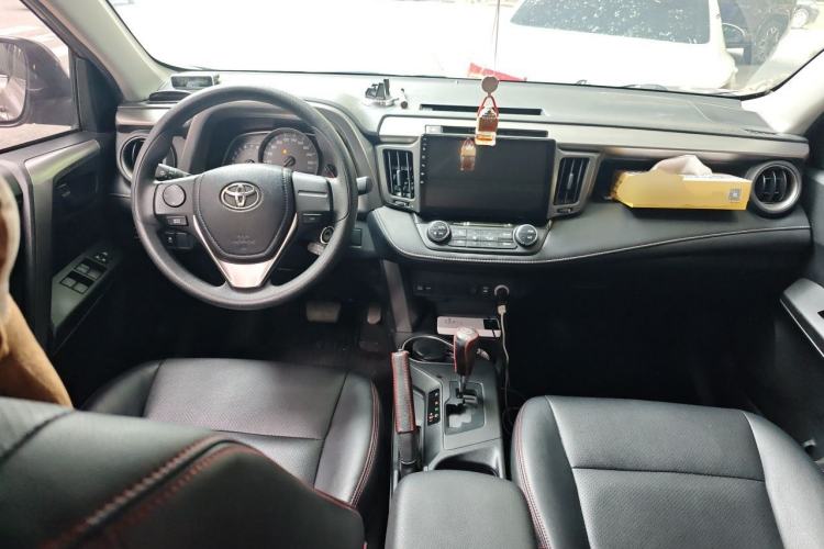 Used Toyota RAV4 2019 2.0L CVT Two-Wheel Drive Pioneer Edition China VI Standard Center Console