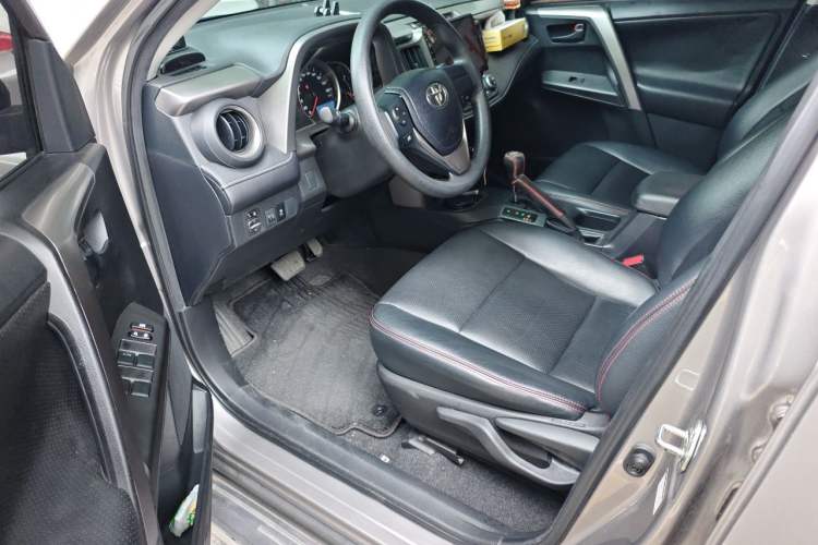 Used Toyota RAV4 2019 2.0L CVT Two-Wheel Drive Pioneer Edition China VI Standard Driver Seat