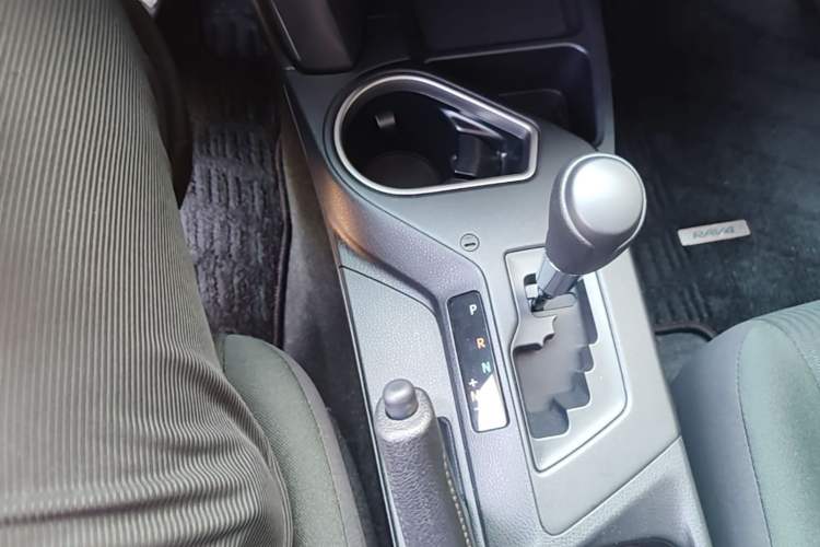 Used Toyota RAV4 2019 2.0L CVT Two-Wheel Drive Fashion X Limited Edition China VI Standard Gear Lever