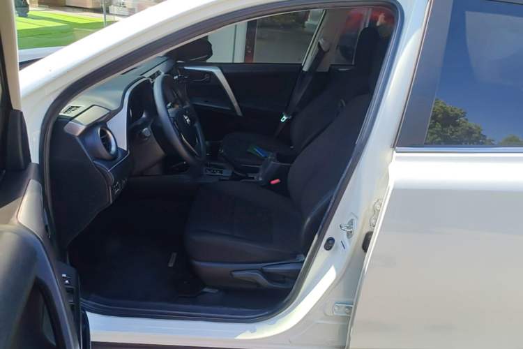 Used Toyota RAV4 2019 2.0L CVT Two-Wheel Drive Fashion X Limited Edition China VI Standard Left Front Seat