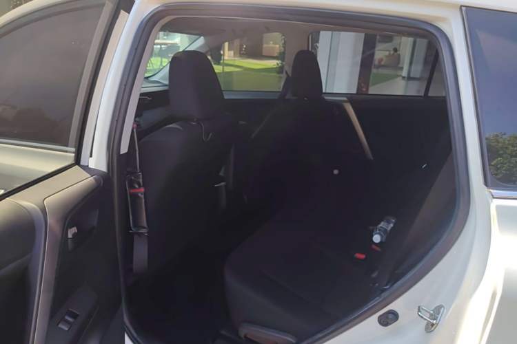 Used Toyota RAV4 2019 2.0L CVT Two-Wheel Drive Fashion X Limited Edition China VI Standard Left Rear Seat