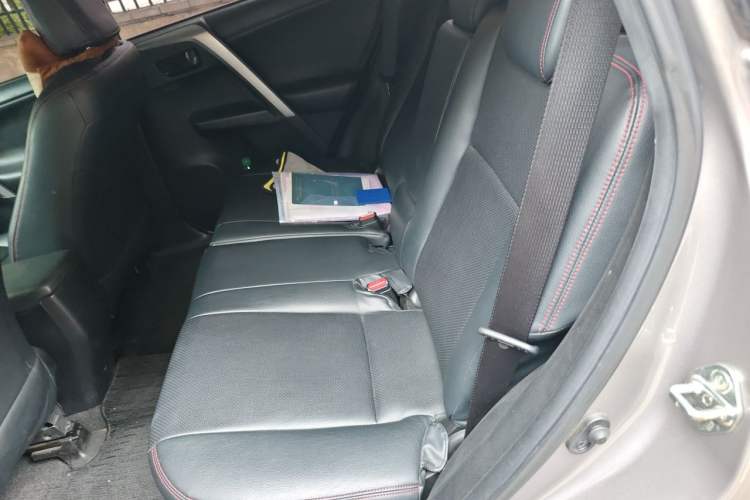 Used Toyota RAV4 2019 2.0L CVT Two-Wheel Drive Pioneer Edition China VI Standard Left Rear Seat