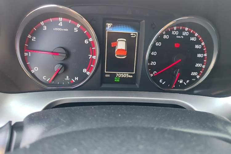 Used Toyota RAV4 2019 2.0L CVT Two-Wheel Drive Fashion X Limited Edition China VI Standard Odometer Close Up